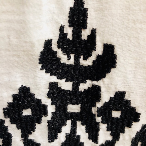 Longer soft tee with embroidery - Picture 3 of 3